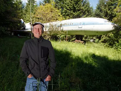 Man Buys A Boeing 727 For $100K And Turns It Into His Home, Look Inside